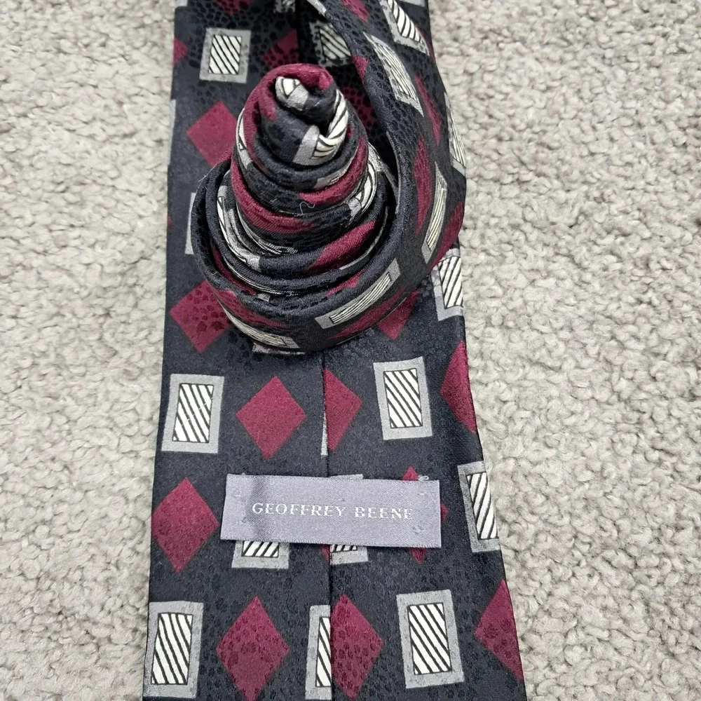 Geoffrey Beene Mens Silk Tie Black Burgundy Geometric Diamond Italian Fabric USA